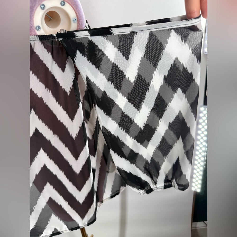 EUC Brenda’s Chevron Blouse - Picture 8 of 10